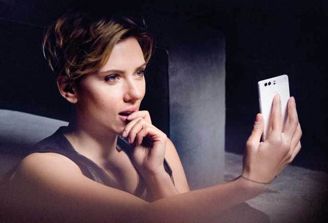  Nữ diễn viên Scarlett Johansson trong chiến dịch quảng cáo mới nhất của Huawei để giới thiệu smartphone đỉnh nhất của hãng - Huawei P9 
