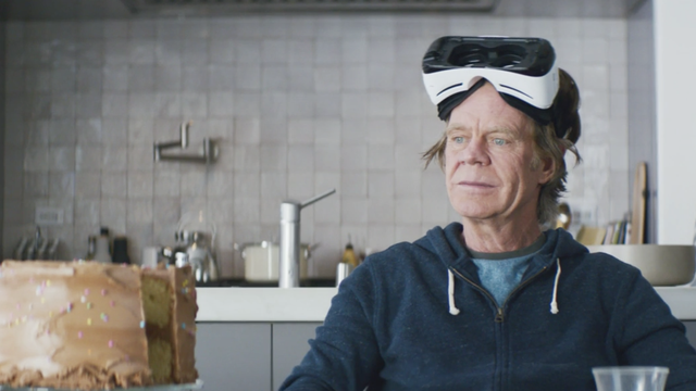  Ngoài ra Macy còn cho chúng ta thấy làm thế nào để sử dụng kính thực tế ảo Samsung Gear VR đúng điệu 