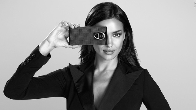  Chiếc điện thoại mà siêu mẫu Nga Irina Shayk đang cầm trên tay được giới thiệu là smartphone siêu bền Solarin của dự án khởi nghiệp Sirin Labs (Israel) dành cho các nhân vật nổi tiếng. 