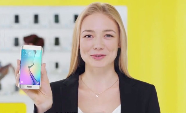  Nữ diễn viên người Nga Oksana Akinshin quảng cáo cho chiếc smartphone đầu bảng năm ngoái của Samsung - Galaxy S6 