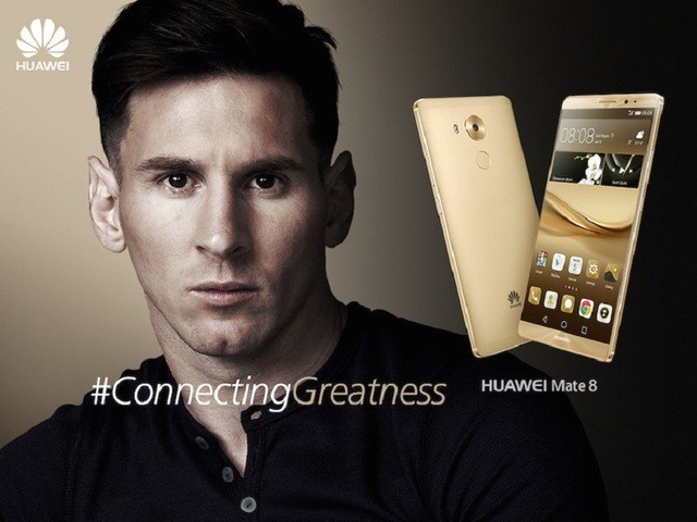  Cầu thủ Lionel Messi và điện thoại thông minh Huawei Mate 8 