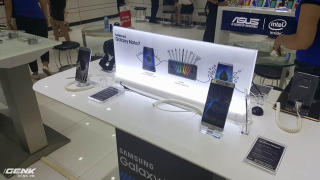  Hai chiếc Galaxy Note 7 màu Bạc tại cửa hàng Nhật Cường trên phố Chùa Bộc, tuy nhiên chỉ là hàng trưng bày. 