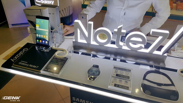  Tại một bàn trải nghiệm của Viettel Store trên phố Xã Đàn, xuất hiện Galaxy Note7 màu đen, người dùng lại không thể tìm thấy các màu sắc khác. 