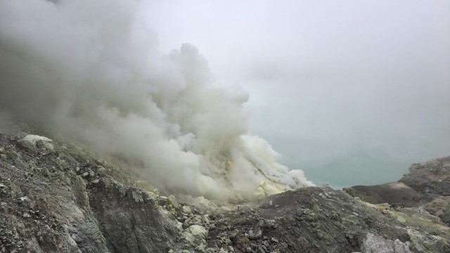  Tại miệng núi lửa, nơi cao hơn 2.600 m trên mực nước biển, mật độ của khói dày đặc. 