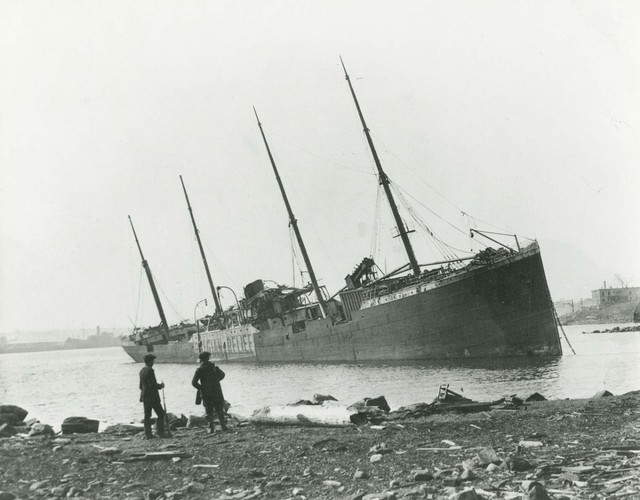 
Lực từ vụ nổ đã ném bay con tàu Imo lên bờ, còn tàu Mont Blanc nổ tung và gần như không còn mảnh xác nào còn sót lại.
