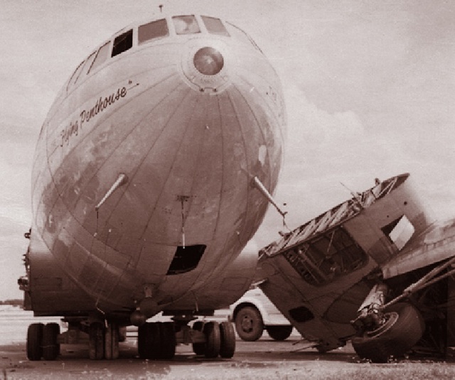  Penthouse biết bay trở thành đống sắt vụn sau cơn bão, ảnh chụp năm 1964. 