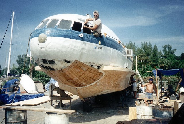  Ken London đang cải biến chiếc máy bay thành du thuyền. 