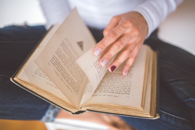 Đọc sách, lướt từng ngón tay trên trang sách và tận hưởng mùi giấy in thực thụ, điều mà ebook (sách điện tử) không hề mang đến cảm giác này cho bạn.