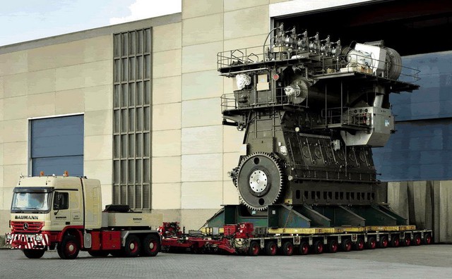  Phiên bản lớn nhất có 14 xylanh cao tới 13,5m, dài 26,59m và nặng hơn 2.300 tấn, có công suất 80.080 kilowatts (107.390 mã lực). Động cơ này là động cơ pít-tông lớn nhất thế giới. 