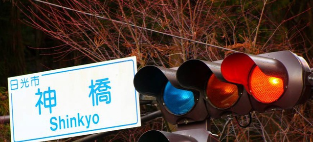  Còn ở Nhật Bản trong suốt một thời gian dài tín hiệu cho phép lưu thông trên đường có màu xanh nước biển thay vì xanh lá. 