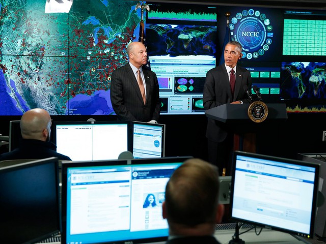 Tổng thống Obama nhắc nhở và thống nhất quan điểm với Bộ trưởng Bộ Aninh Nội địa tại Trung tâm Truyền thông và Bảo mật Thông tin Hoa Kỳ