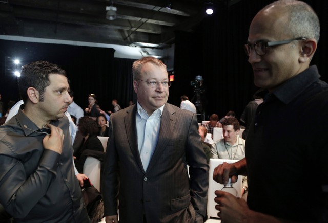 Trái qua phải: Panos Panay, CEO Nokia Stephen Elop, CEO Microsoft Satya Nadella.