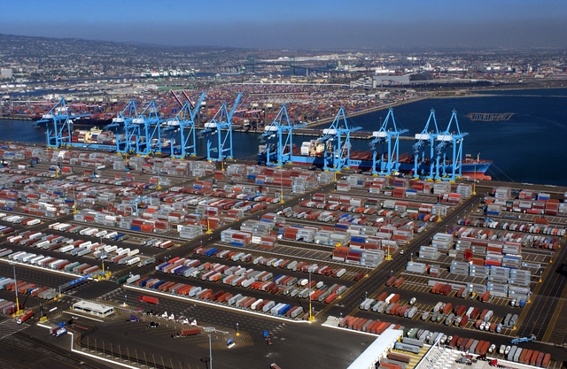  Mỗi ngày có khoảng 11000 container cập cảng Los Angeles 