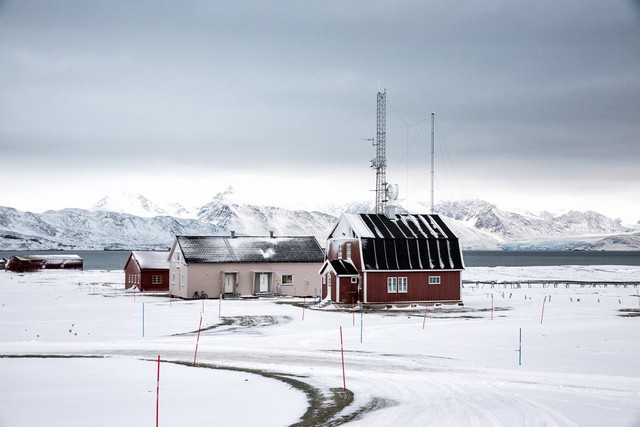  Một góc của Trạm Nghiên cứu Bắc Cực tại Ny-Ålesund. 