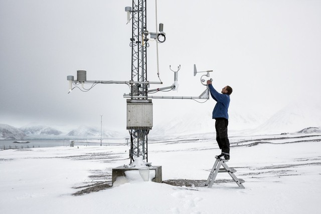  Một kỹ sư của trạm nghiên cứu Pháp-Đức đang đo dữ liệu khí hậu. 