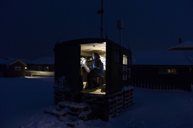  Trong ảnh: Một nhà khoa học của Viện nghiên cứu Không khí đang làm việc trong cabin nhỏ khi bóng đêm bao trùm mùa đông. 