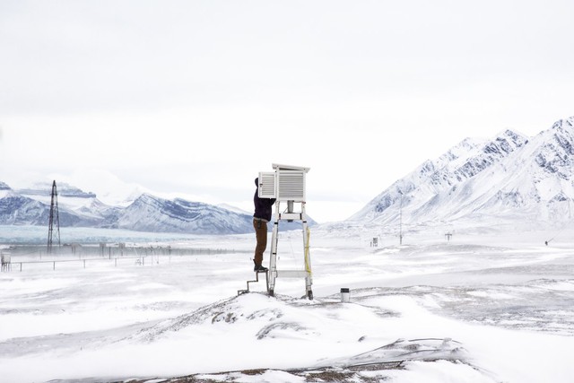  Một nhà khoa học đang thu nhận dữ liệu từ trạm nghiên cứu Bắc Cực. 