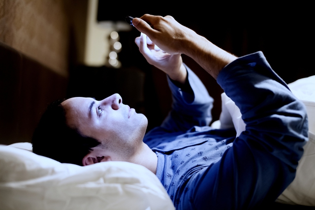  Ánh sáng xanh lam từ màn hình các thiết bị điện tử sẽ khiến chúng ta khó đi vào giấc ngủ 