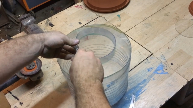  Cho khoanh nhựa vào đường tròn nhỏ và gắn keo kín 