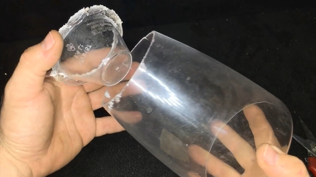  Cắt phần đáy chai nhựa 2 lít để có được chiếc ống hình côn hở 2 đâu như thế này 