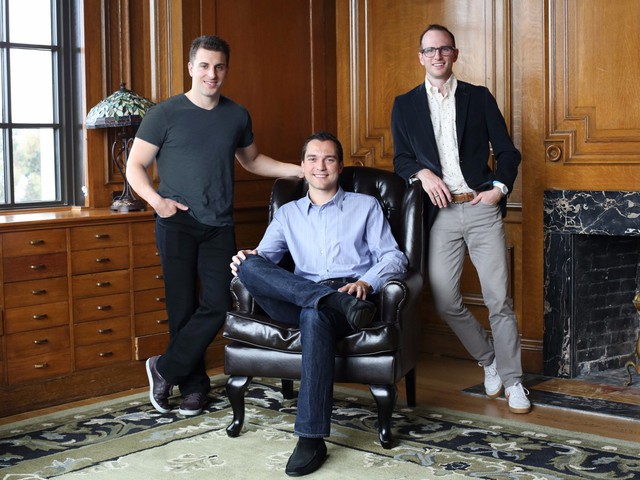  Cả 3 nhà sáng lập Airbnb từng cam kết ủng hộ 50% tài sản của mình cho quỹ từ thiện Giving Pledge, một ý tưởng từ Warrant Buffett và vợ chồng nhà Bill Gates. 