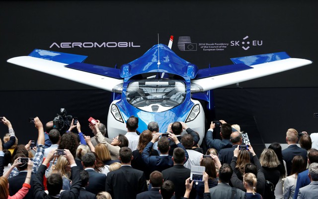  Aeromobil làm sống dậy giấc mơ “xe bay” của con người, nó có thể biến hình từ xe hơi thành máy bay khi “tung cánh”. 