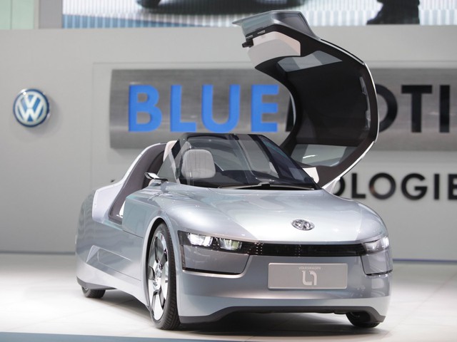  Concept L1 của Volkswagen thì lại chú trọng vào tiết kiệm nhiên liệu, nó có thể chạy 100km chỉ với 1 lit nhiên liệu. 