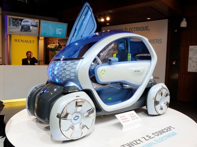  Tuy có ngoại hình kì lạ, nhưng Twizy Z.E. (zero emission – xe không khí thải) hiện đã được bán tại Châu Âu. Chúng có thể đạt được tốc độ tối đa 100 km/h (62mph) 