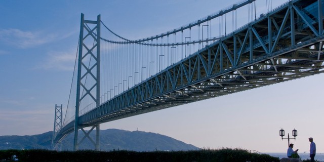  Cầu Akashi Kaikyo ở Nhật Bản là cây cầu treo dài nhất thế giới. 