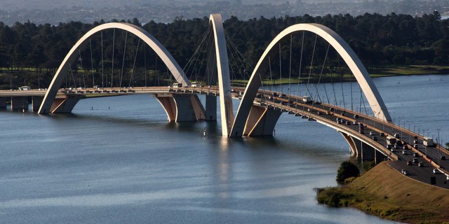  Cầu Juscelino Kubitschek ở Brasilia, Brazil là một trong thành tựu nghệ thuật của kiến trúc đương đại. 