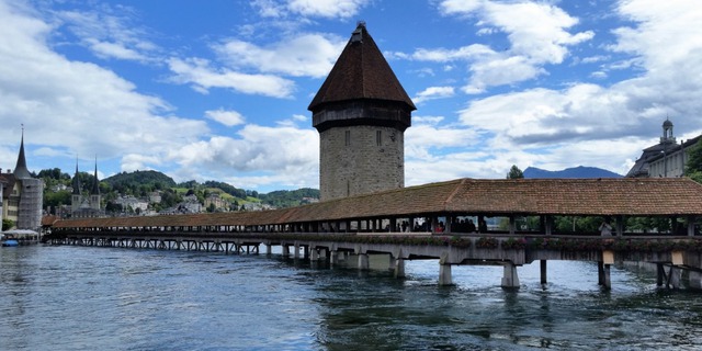  Cầu Kapellbrucke, hay còn có tên là cầu Chapel trong tiếng Anh, là một trong những điểm du lịch nổi tiếng nhất của Thụy Sĩ. Đây cũng là cây cầu gỗ cổ nhất Châu Âu. 