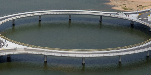  Thiết kế vòng tròn độc đáo của cầu Laguna Garzon ở Uruguay là để buộc tài xế phải giảm tốc độ lại. 