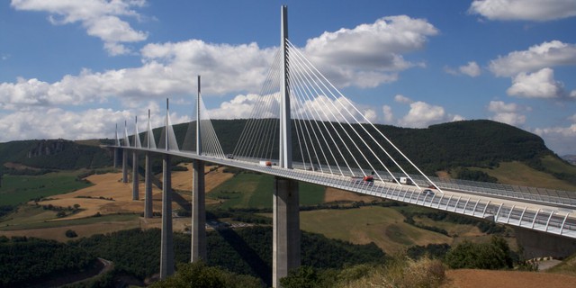  Milau Viaduct ở miền nam nước Pháp là một trong những cây cầu cao nhất thế giới. 