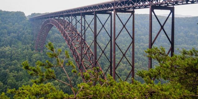  Với cảnh quan ngoạn mục xung quanh, cầu River Gorge mới ở Tây Virginia là một trong những chiếc cầu có khung cảnh ấn tượng nhất thế giới. 