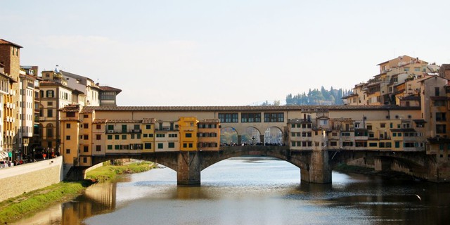  Cầu Ponte Vecchio ở Florence được xây vào năm 1345. Nó từng được sử dụng làm nơi ở cho các thương gia. 