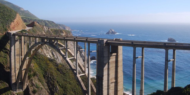  Cầu Bixby Creek ở Monterey, California sẽ mang đến cho bạn cảnh quan hùng vĩ khi đi chạy xe trên Route 1. 