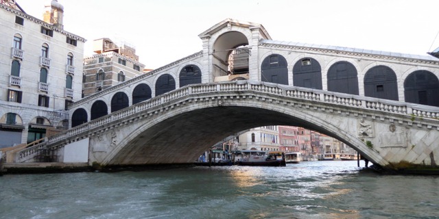  Nhỏ nhưng ấn tượng, cầu Rialto sẽ giúp bạn đi qua những dòng kênh ỏ Venice mà không cần đến thuyền. 
