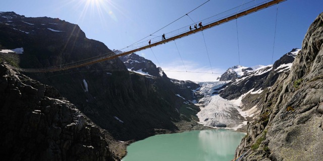  Với những ai thích cảm giác mạnh thì cầu Trift ở dãy núi Alps Thụy Sĩ sẽ không khiến họ thất vọng. 