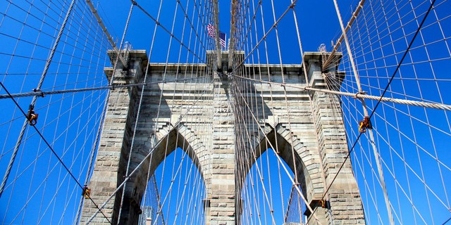  Được xây dựng vào năm 1883, Cầu Brooklyn là một trong những cây cầu cổ nhất ở Mỹ và cũng là một trong những biểu tượng của thành phố New York. 