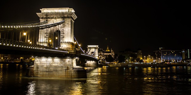  Cầu Chain Bridge kết nối hai vùng Buda và Pest tạo nên thủ đô của Hungary là Budapest. 