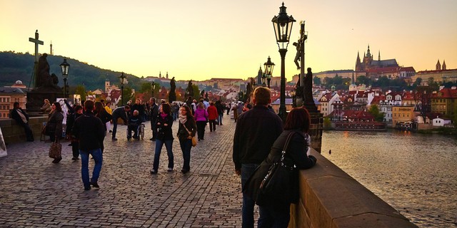  Cây cầu Charles dành riêng cho người đi bộ ở Prague đã có mặt từ thế kỷ 15. 