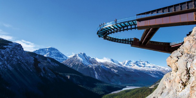  Cầu Glaciel Skywalk ở Alberta sẽ mang đến cho bạn cảm giác hùng vĩ khi đứng lơ lửng trên dãy núi Rocky ở Canada. 