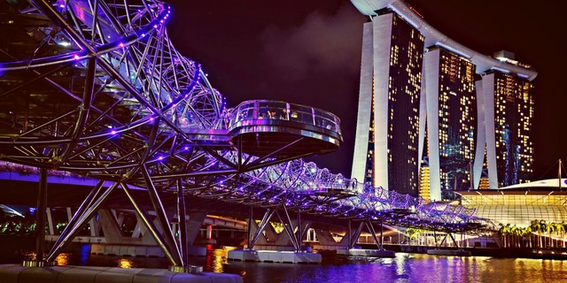  Cầu Helix Bridge ở Singapore sẽ được thắp sáng mỗi đêm. Mỗi màu sắc là đại diện cho một chuỗi DNA. 
