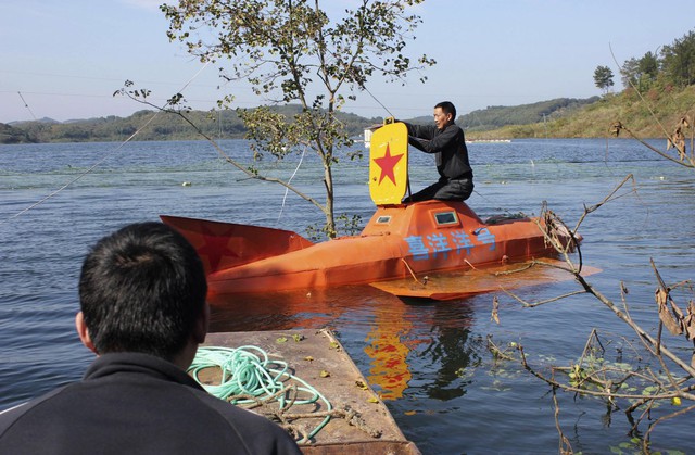 4. Một người nông dân đã tốn 5 tháng để làm chiếc tàu ngầm tự chế này. Ông đã thử nghiệm nó tại một hồ nước gần nhà ở Dangjiangkou, tỉnh Hồ Bắc. Tại đây, chiếc tàu ngầm này đã lặn được hơn 9m xuống mặt nước. 