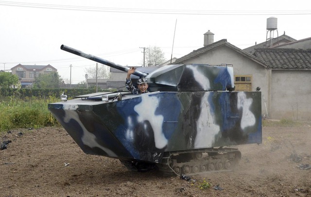  7. Người nông dân này là một cựu Hải quân Trung Quốc, anh đã bỏ ra 6.450 USD để tạo ra chiếc xe tăng “homemade” này. 
