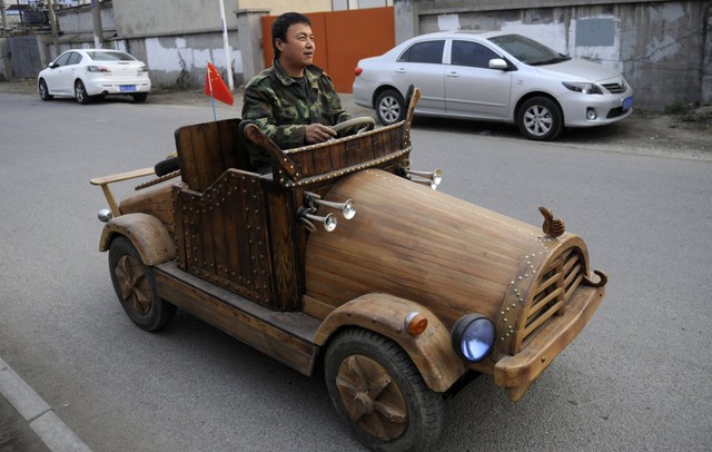  8. Liu Fulong đã tạo nên chiếc xe điện bằng gỗ độc đáo này. Nó có thể chạy với tốc độ tối đa là 32 km/h, khá nhanh so với một chiếc xe tự chế. 