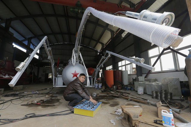  9. Còn đây là tàu ngầm chuyên dụng tự chế để bắt hải sâm của Zhang Wuyi. Bức ảnh này được chụp tại xưởng của anh ở Vũ Hán, tỉnh Hồ Bắc, vào 25/3/2013. 