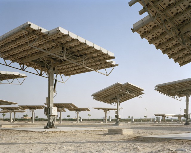  Theo kế hoạch ban đầu của công ty kiến trúc Foster Partners thì thành phố Masdar sẽ tận dụng nguồn ánh sáng mặt trời cường độ cao tại đây để cung cấp năng lượng cho thành phố thông qua các tấm pin năng lượng. 