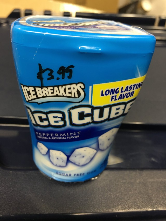 Đây sẽ là những thứ bạn cần: Đầu tiên là hộp đựng kẹo cao su IceBreaker Ice Cubes có giá chỉ tầm khoảng 80 nghìn đồng.