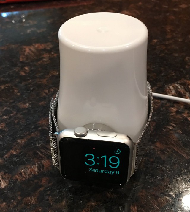 Xin chúc mừng, đế sạc Apple Watch của bạn đã hoàn thành rồi đấy. Hình dạng của hộp khá phù hợp để giữ chiếc đồng hồ khi không sử dụng. Giờ thì cắm sạc và sạc thôi!